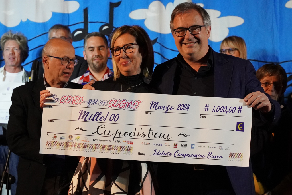  	Il sindaco Marco Gallo premia il coro primo di Capodistria - Slovenia, primo classificato 